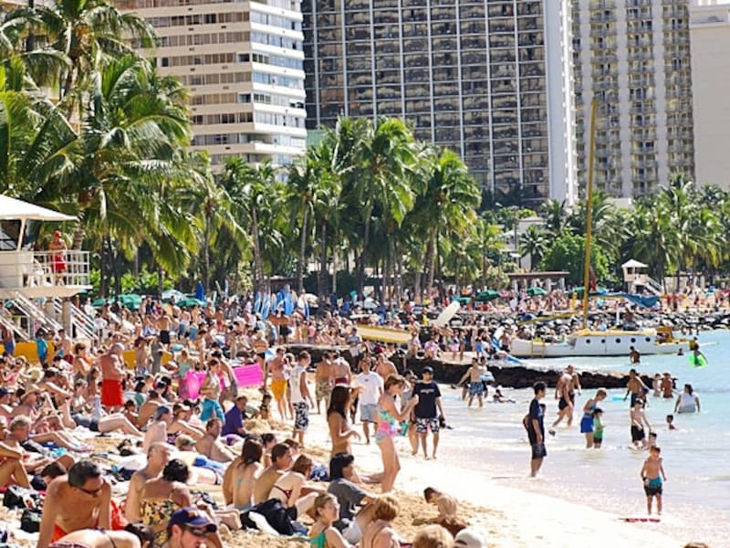 大勢の旅行者で賑わうクヒオ・ビーチパーク西側はワイキキのメインビーチ