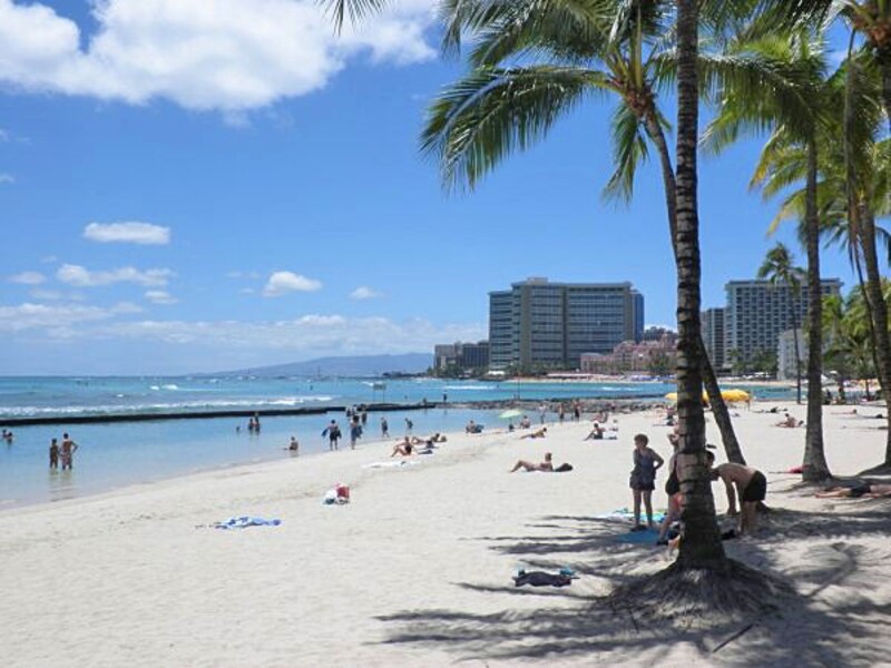 クヒオ・ビーチパークのダイヤモンドヘッド寄り防波堤付近。カピオラニ公園に近づき、ビーチ人口も低くなる