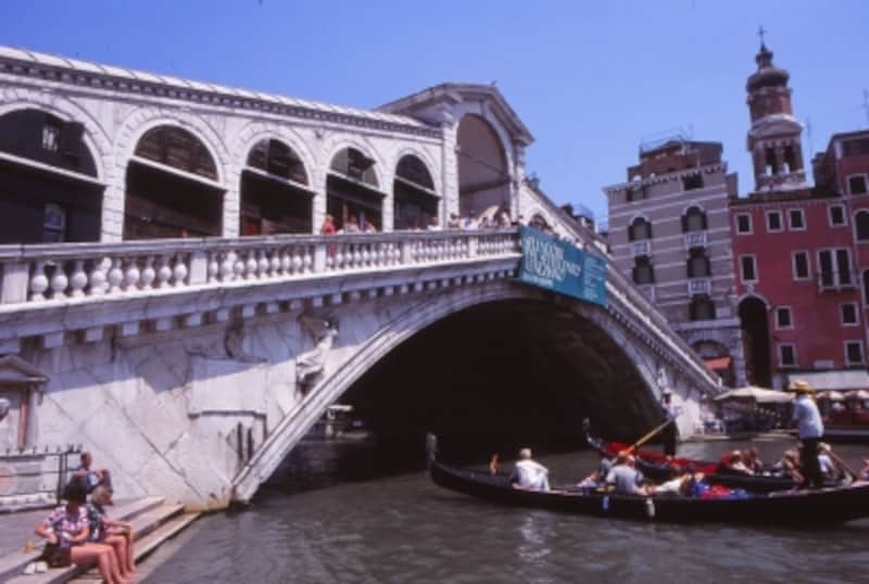 ベネチアのカナル グランデに架かる リアルト橋 ベネチア All About
