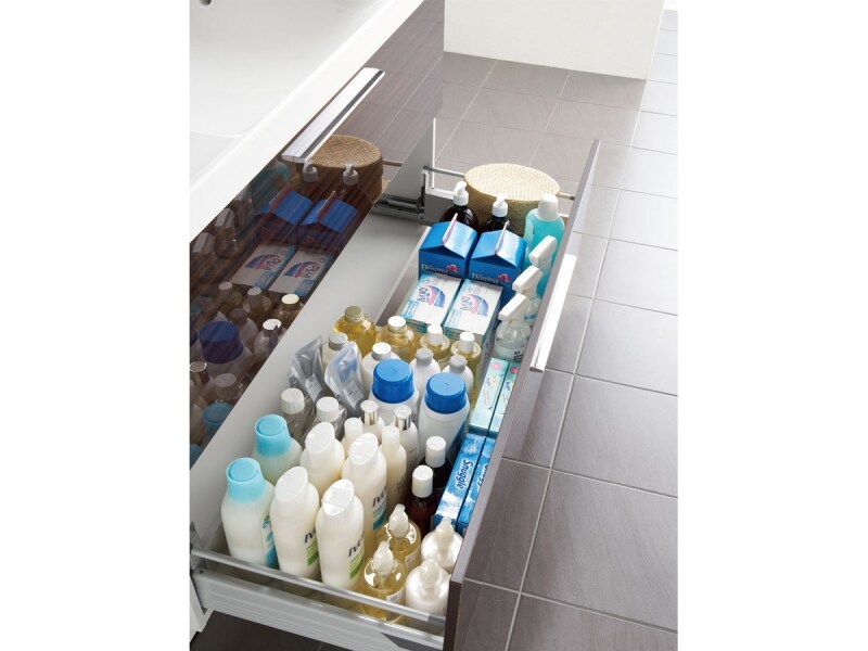 背の高いボトル類やストック品など奥までたっぷり収納可能。[L.C.]　LIXIL　http://www.lixil.co.jp/