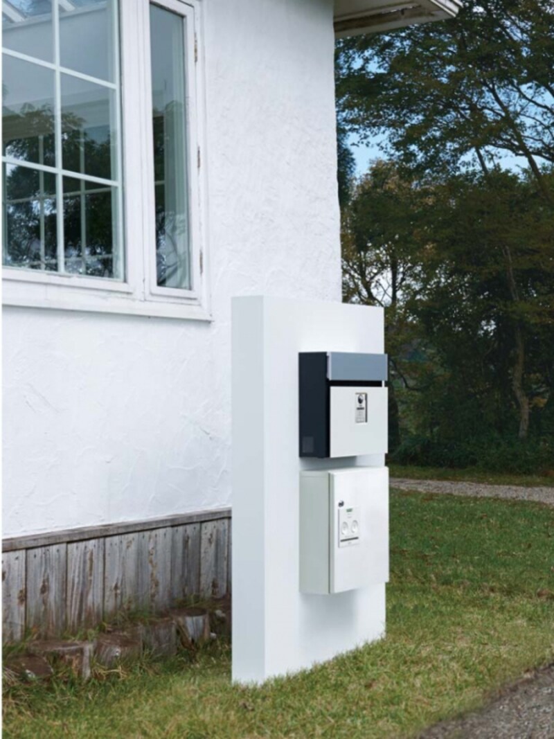 すっきりとしたデザインの宅配ボックスと取り出し口蓋の内部に、カメラ付ドアホン子器が組み込めるポスト。 [戸建住宅用宅配ボックス コンボ／サインポスト フェイサスFF　フラット・カメラ取付タイプ] パナソニックエコソリューションズ http://sumai.panasonic.jp/