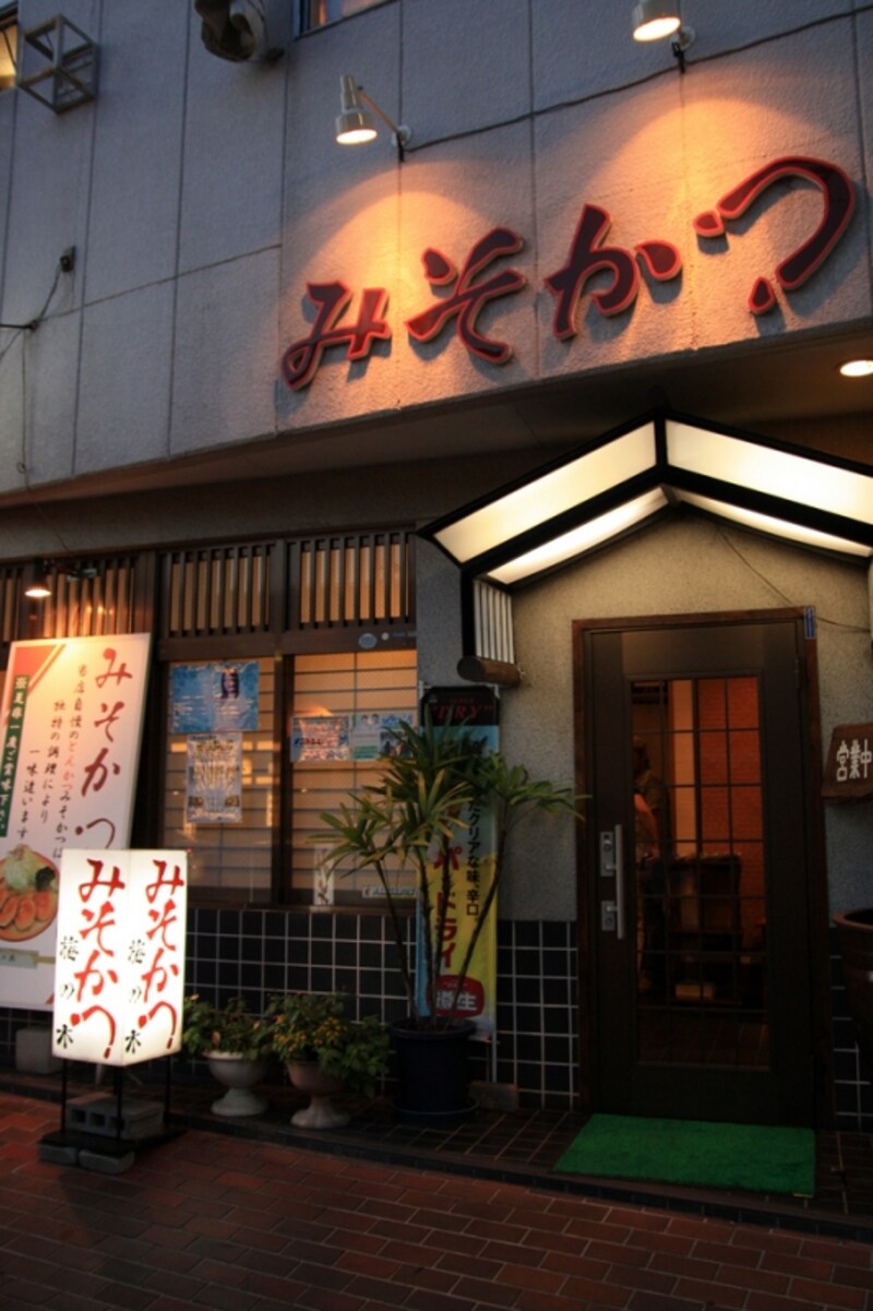 夜でもお酒を飲まず、味噌カツだけを食べにくる人も