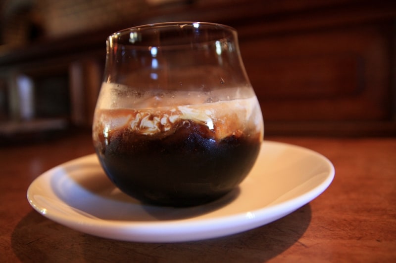 涼しげなフォルムのグラスの中には、目の覚めるような苦味を持つコーヒーと甘いミルク