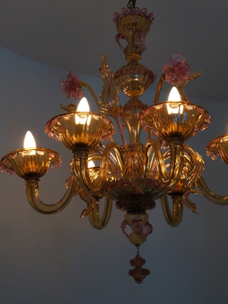 六本木、青山一丁目の店舗に飾られていたヴェネツィアン・グラス のシャンデリア。ルコント氏自らがスケッチを描きヴェネツィアでつくった思い出の貴重なもの。