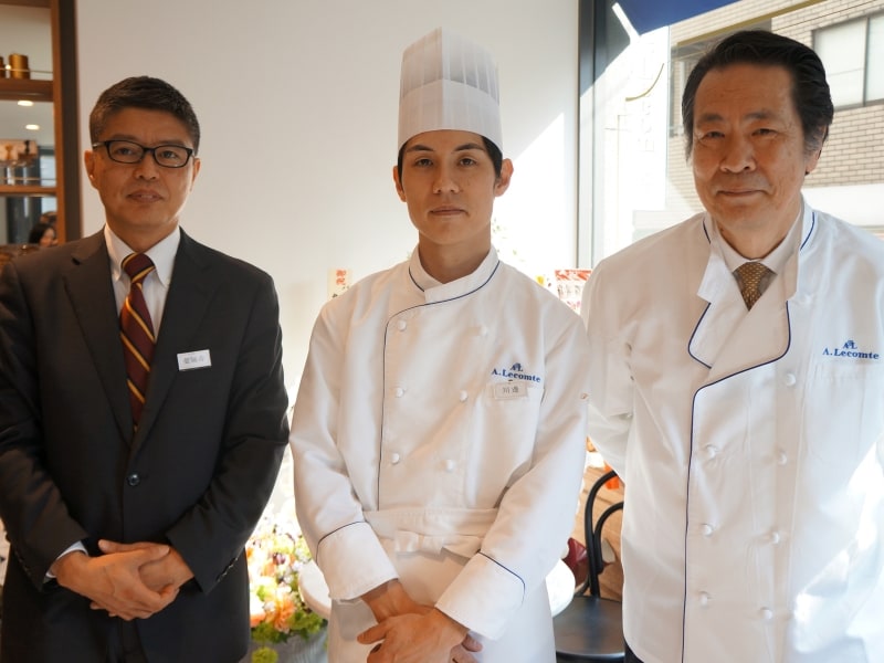 左から/店長 薬師寺 信治氏/シェフ パティシエ 川邉努氏/パティシエ シマ 島田進氏