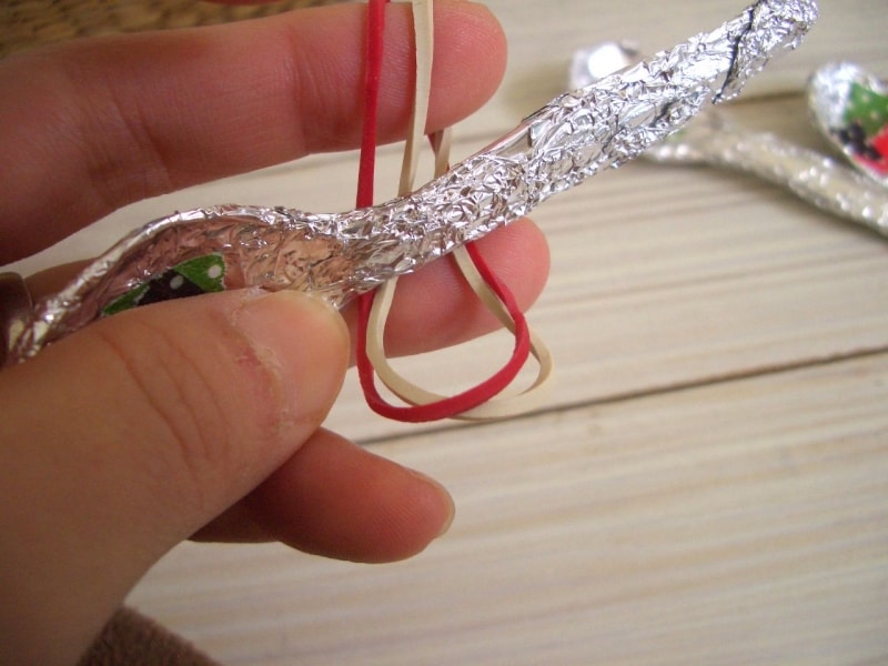 ゴムを後ろにあてる