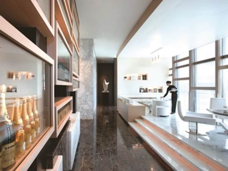 昼間は大きな窓から自然光が降り注ぐ明るい雰囲気 (c) Altira Macau