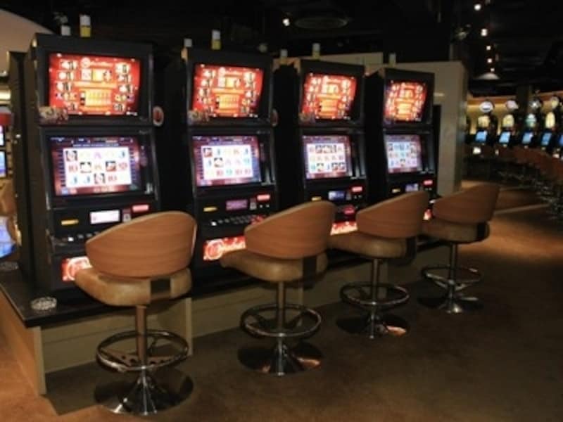 小額から遊べる機種も多いスロットマシン