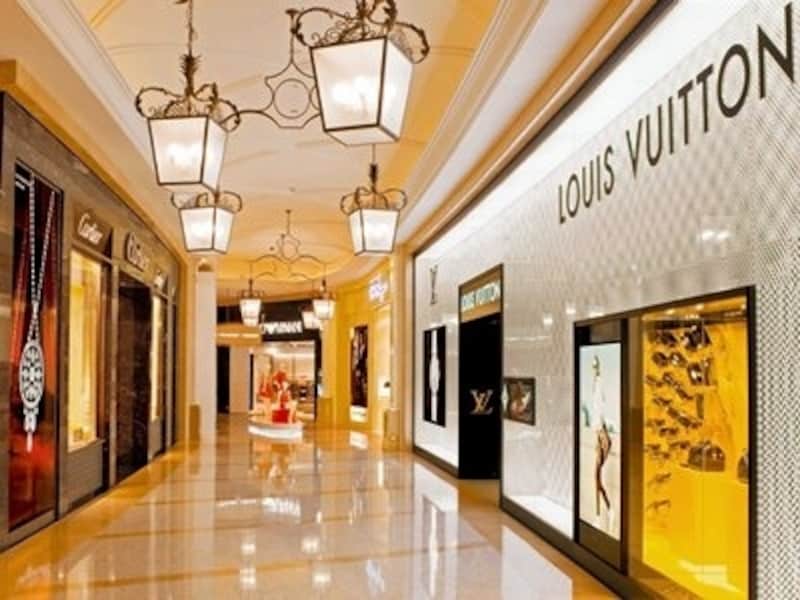 欧米系高級ブランドがズラリと軒を連ねるショップスアットフォーシーズンズ内のDFSギャラリア (c) DFS Galleria Macao