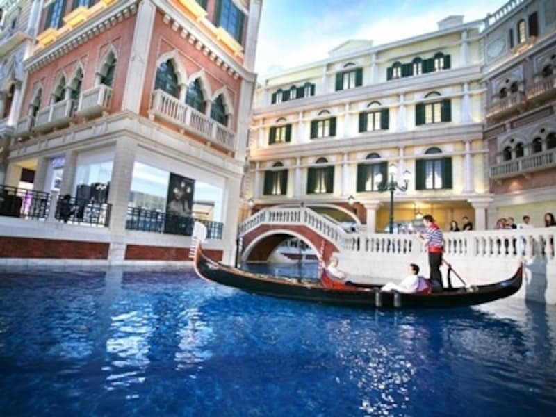 館内の運河をゴンドラで巡るアトラクションもある「ショップスグランドカナル」 (c) The Venetian Macao