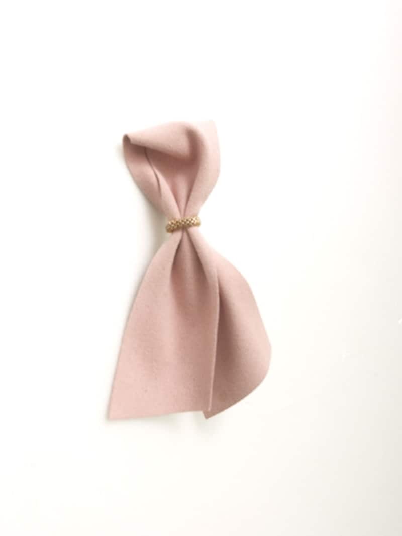 しっとりした質感のリボンでフェミニンに