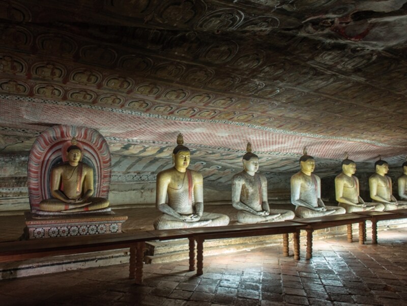 ダンブッラの黄金寺院は5つの石窟からなる寺院。 全長14mの涅槃仏を始め、数多くの仏像が並ぶ