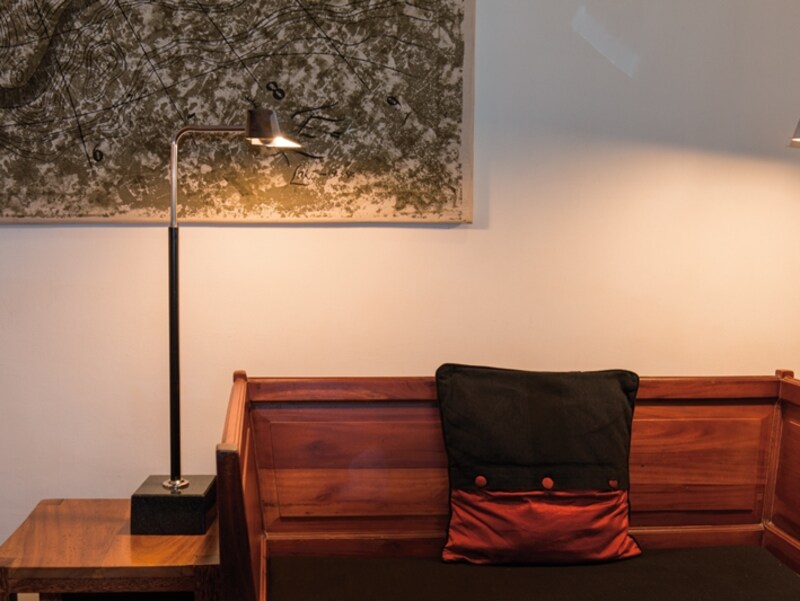 リビングも品質の良いウッド素材を使った家具に囲まれ、ヴィンテージ・ラグジュアリーな雰囲気