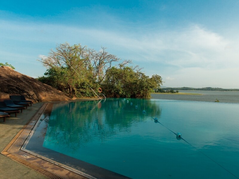 湖を臨むインフィニティプール