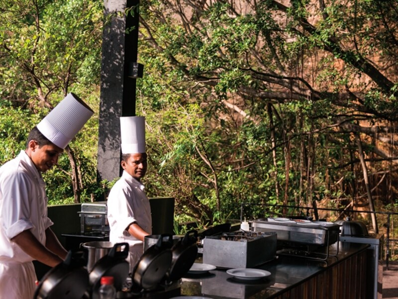 クッキングステーションでは腕の良いシェフたちが 厳選素材を使って卵料理などを調理