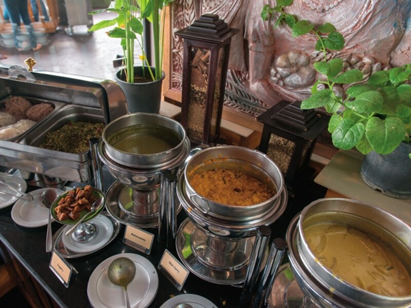 スリランカといえばカレー。朝は朝のカレーの 食べ方があって面白い