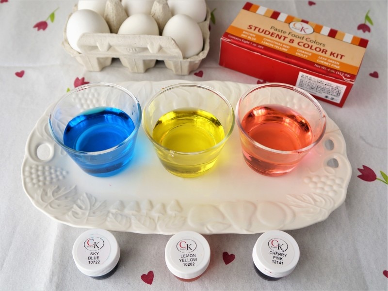 食紅で色水を作ります。