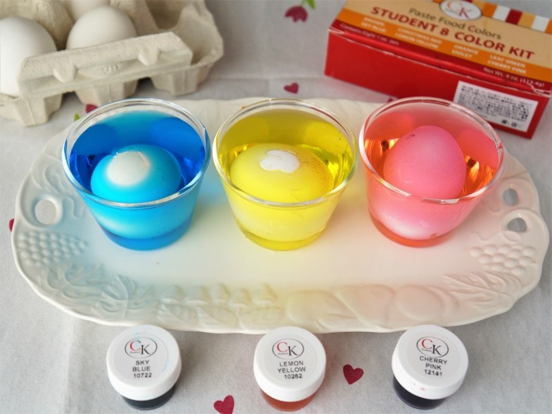 ゆで卵を色水に漬けます。