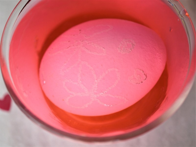 ゆで卵が染まってきました。