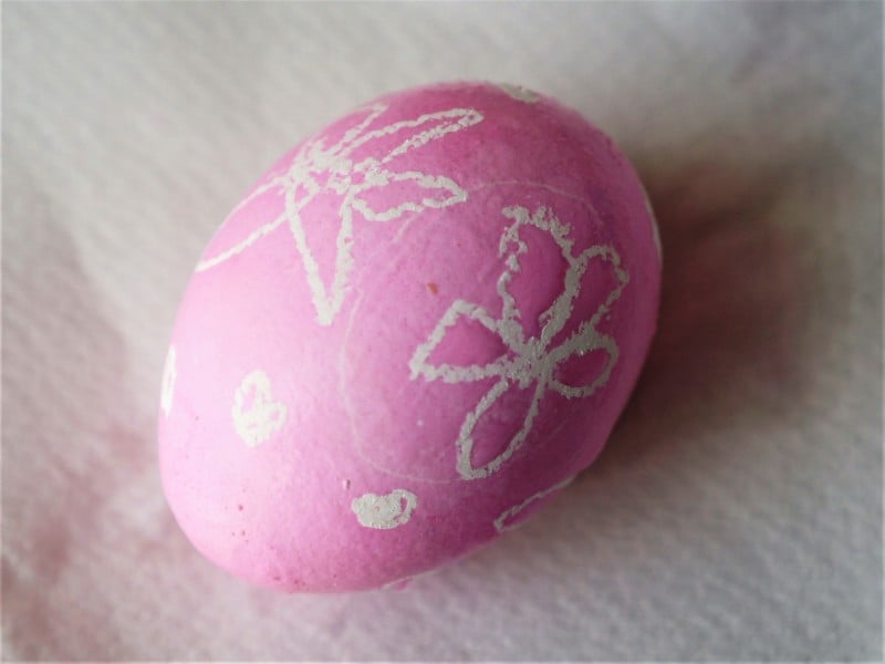 ゆで卵を色水から取り出し水分を拭き取ります。