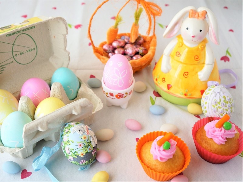 イースターエッグとイースターバニーを飾ってイースターパーティーを開きましょう！