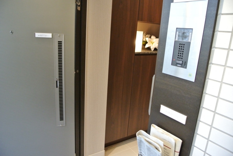 プラウド東京八丁堀の玄関ドアのスリット