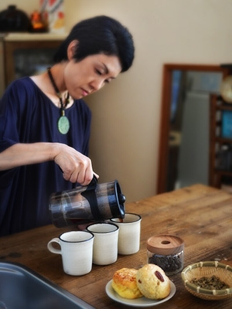 プレスでコーヒーを淹れる近藤さん。