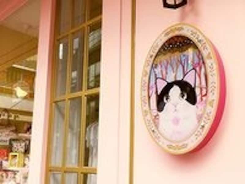 お店の外にも猫ちゃんが! 猫好きにはたまりません(C)Jetoy