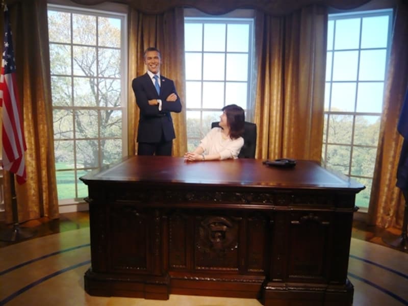 オバマ大統領と大統領執務室で談笑