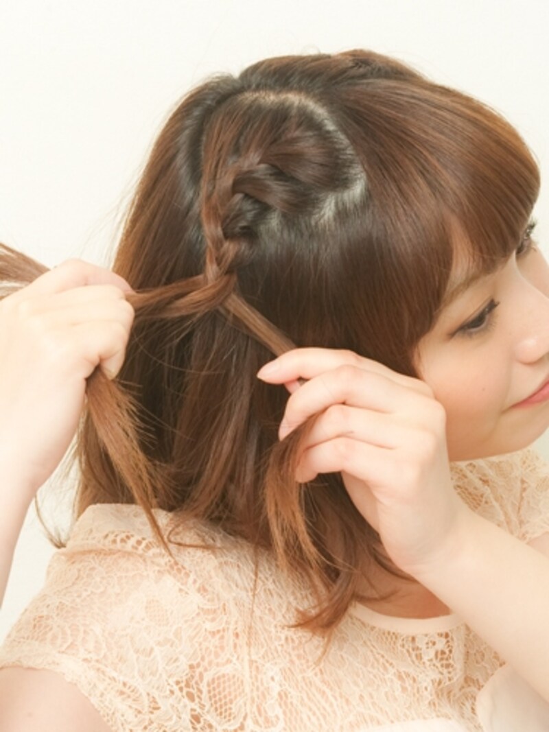 だいたい3線ほど編みこんだらみつあみに切り替える