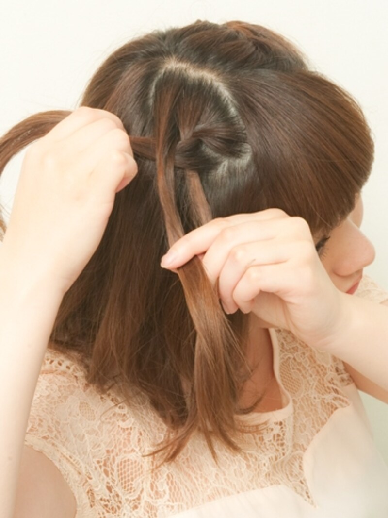 こめかみより下に編みこまないようにする