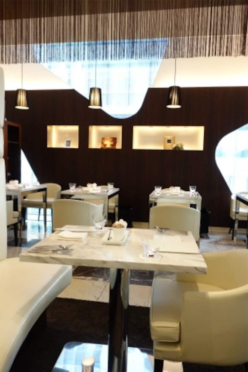 店内は白を基調とした洗練された空間です