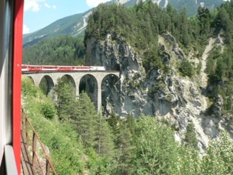 ランドヴァッサーを走る列車