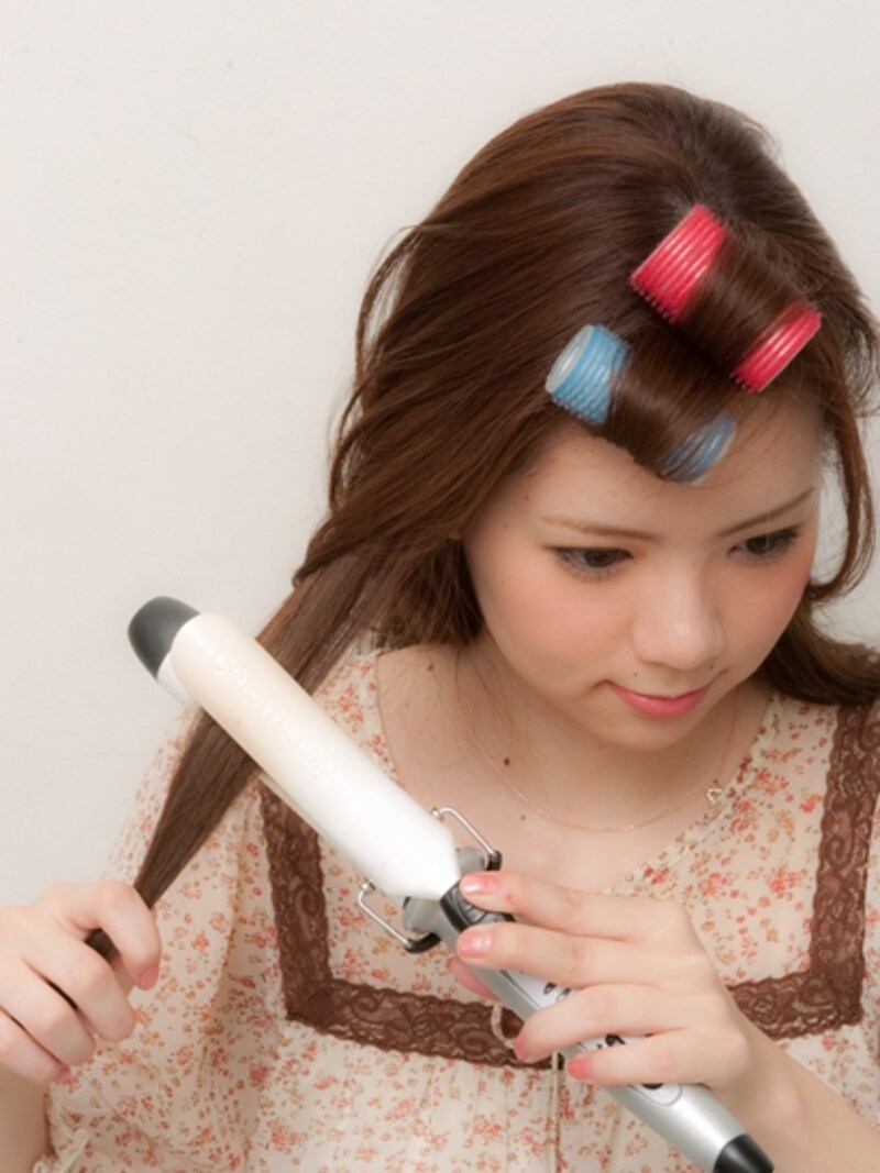 前髪はカーラーで巻くと仕上がりがナチュラルになる