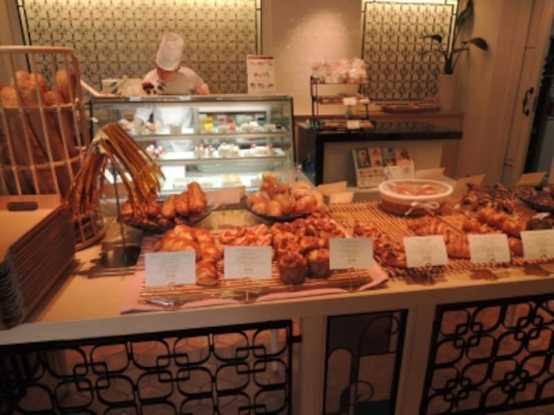 パンとお菓子の販売スペース