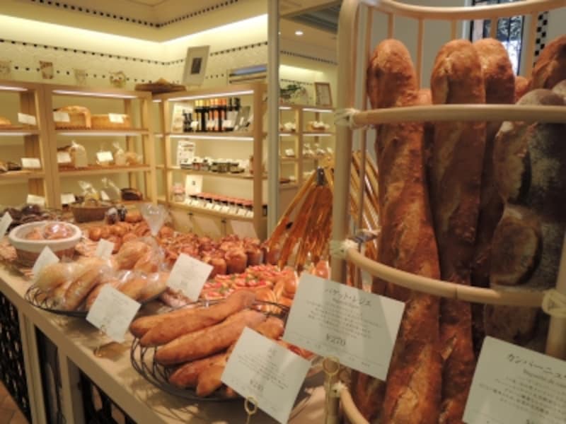 ベーシックで質の高いパンが並ぶ