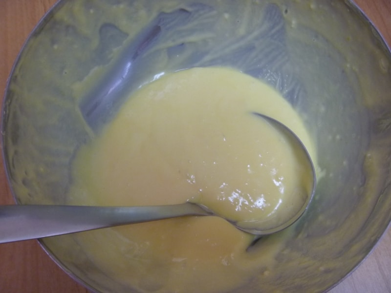 一般的なホットケーキミックスをボールなどでまぜる