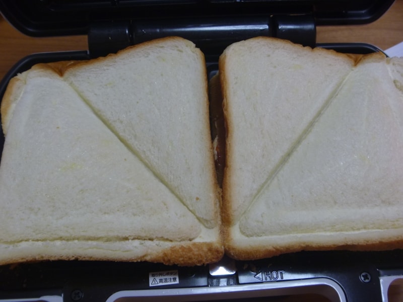 プレートの上にチーズとハムを挟んだ食パンを置きます。ワッフルと比べると分厚いため、上手く閉められるか何度かトライしました