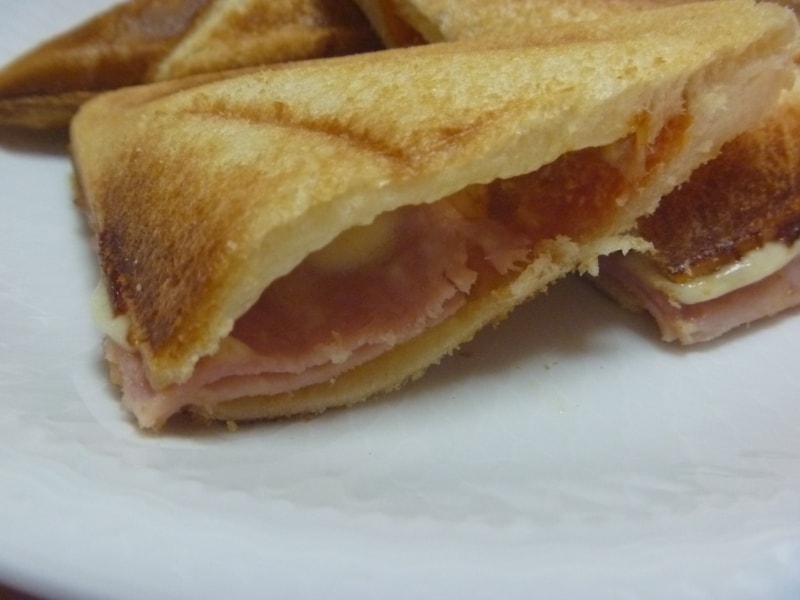 カットしてチーズが溶けていたら、あとは食べるだけ