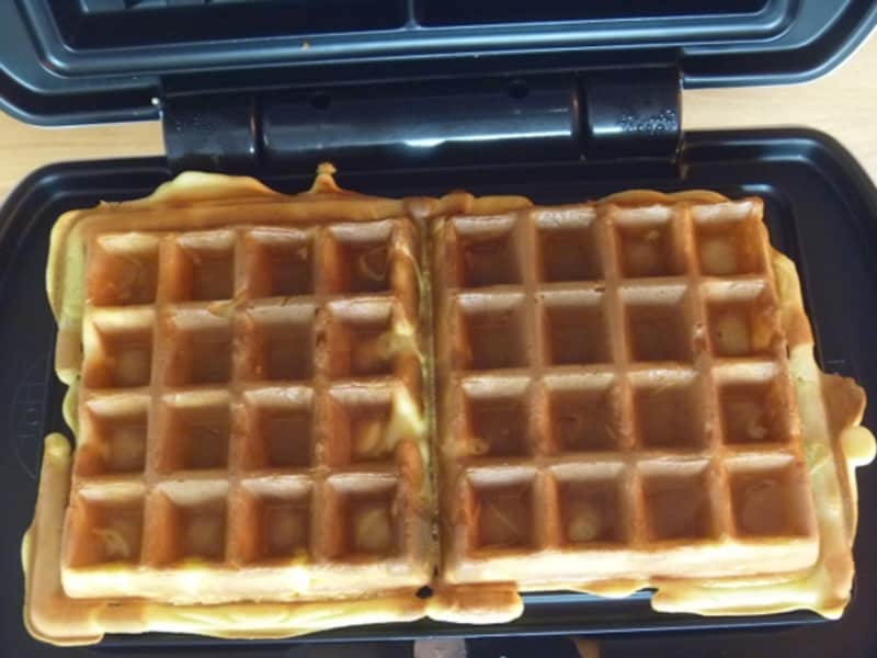 プレートにくっついたワッフル。きれいにはがします