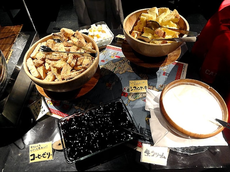 サルヴァトーレ クオモ＆バール デザートのブッフェ台