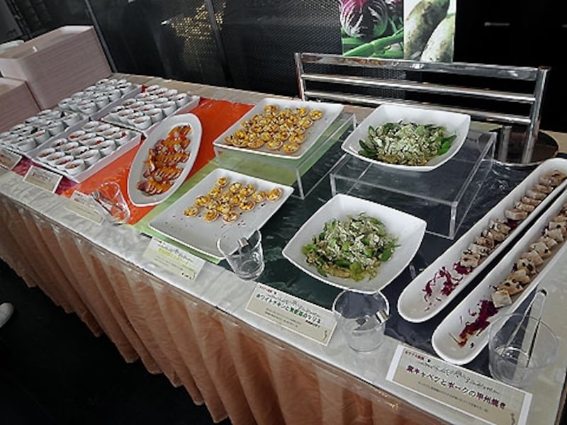 サンシャインクルーズクルーズ 前菜のブッフェ台