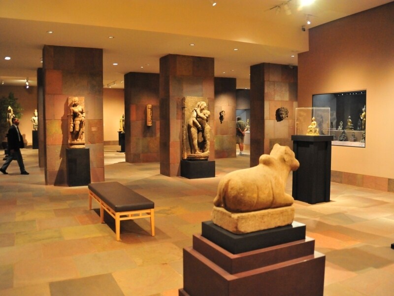 ユニークなアジアの国々の仏像たち