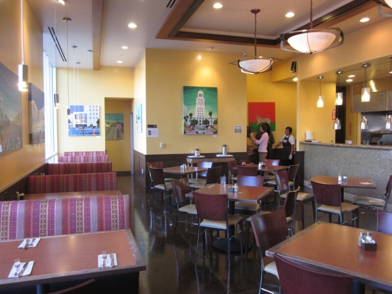 明るい店内にはロサンゼルスらしいアート作品が！