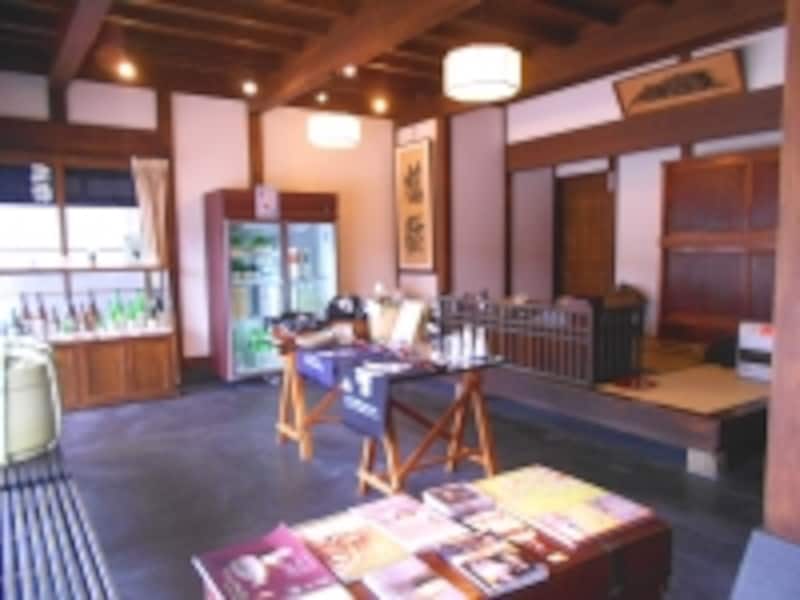 青木酒造店内