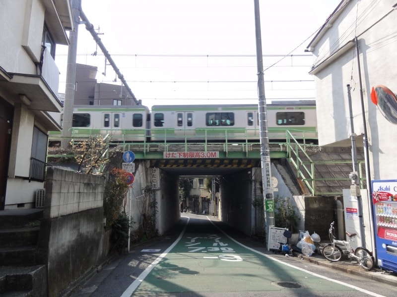 間近で山手線を見ることができる