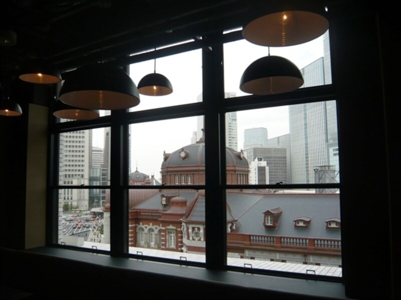 店内から見る丸の内駅舎