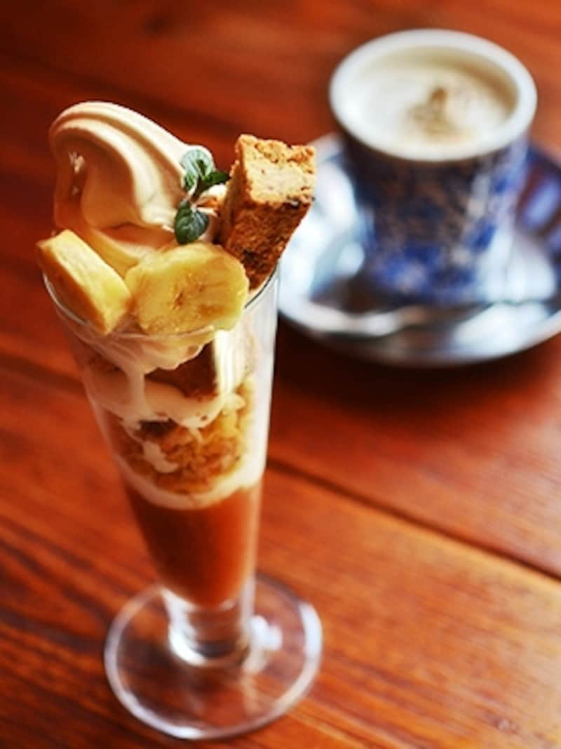 名物のチャイパフェ 880円