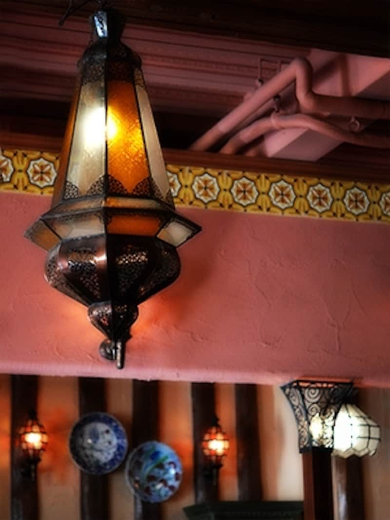 モロッコ製のランプの美しさが印象的