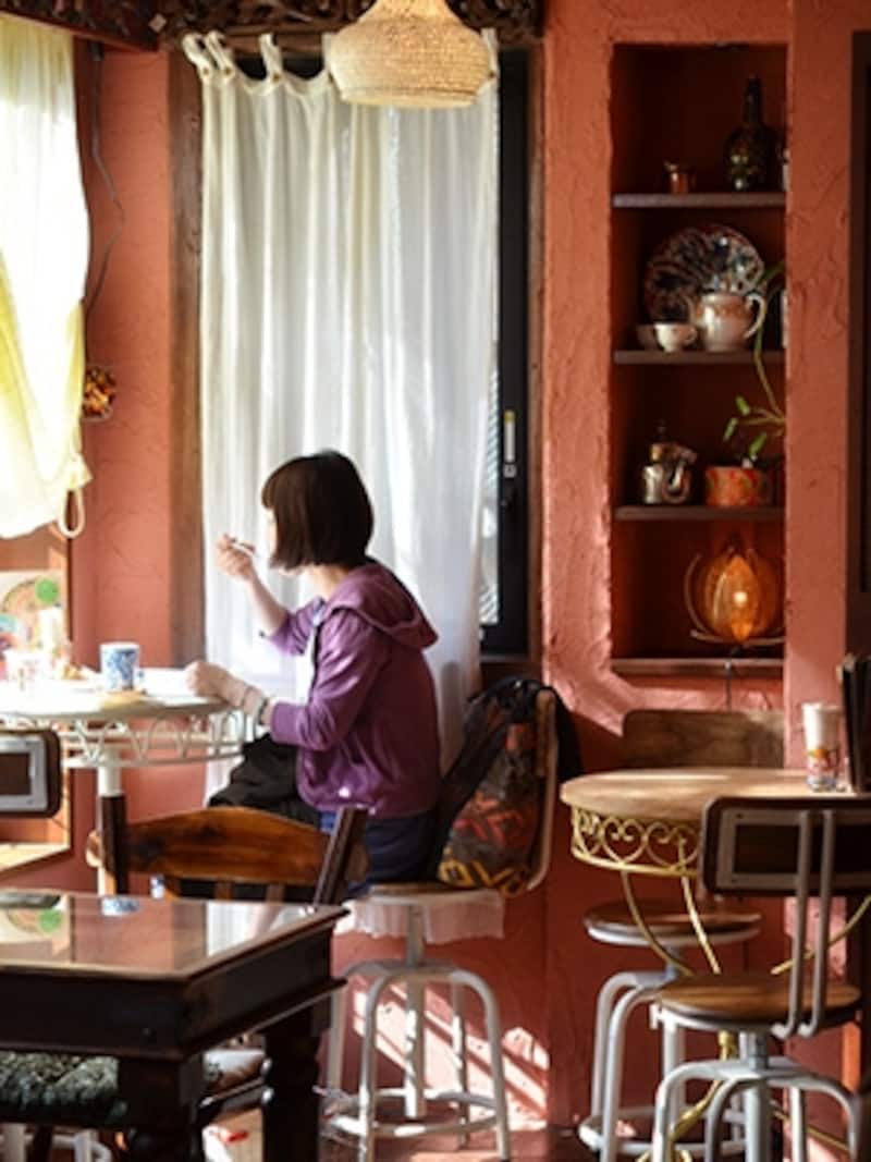 平日の午後、遅いランチを楽しむお客さま